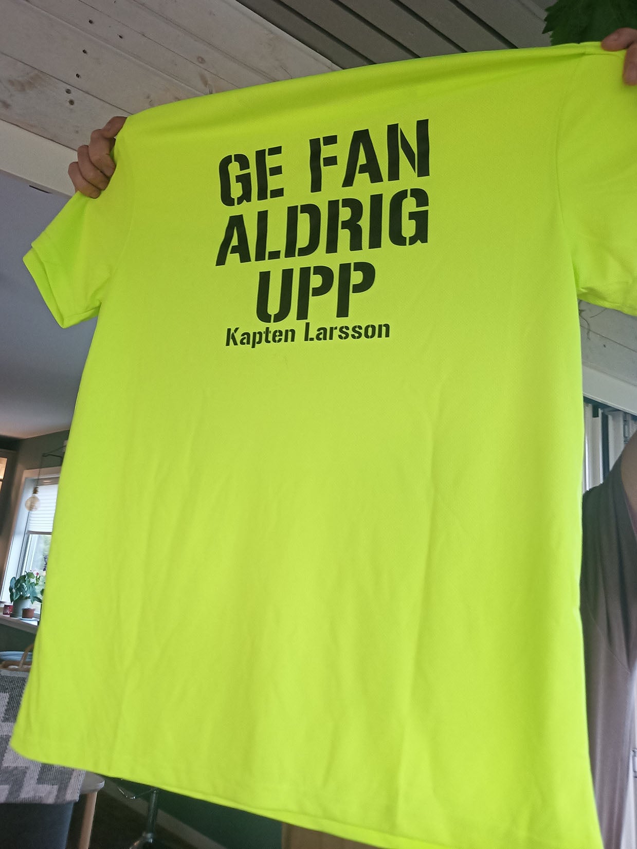 Personlig "Ge Fan Aldrig Upp" T-shirt