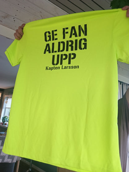 Personlig "Ge Fan Aldrig Upp" T-shirt