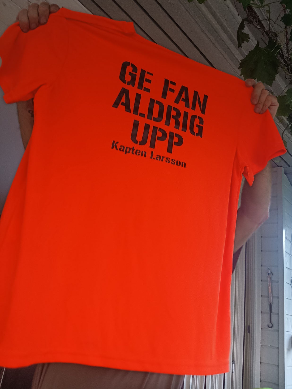 Personlig "Ge Fan Aldrig Upp" T-shirt