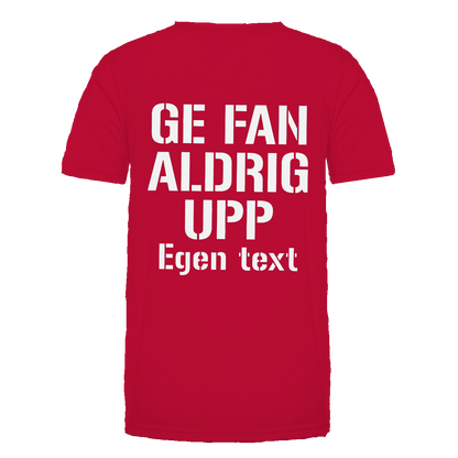 "Ge fan aldrig upp" på röd tröja, vit text